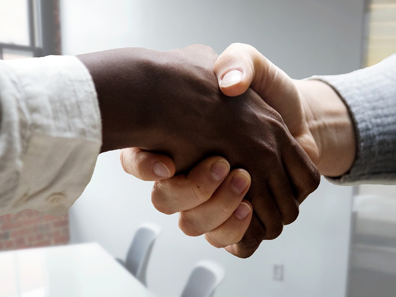 two people shaking hands to illustrate engaging candidates at interview